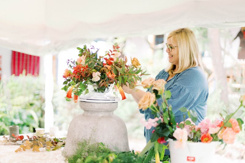 Holly Chapple demonstrates making a centerpiece at the Holly Chapple teaches at Mayesh International Workshop in Quito, Ecuador.