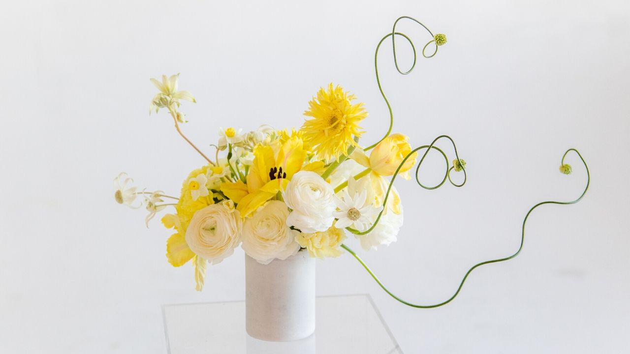 Mayesh Design Star: Bedside Floral Arrangement
